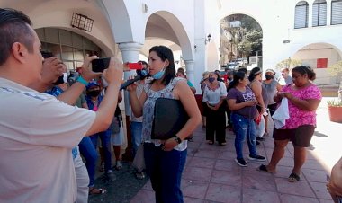 Alcaldesa de Manzanillo niega atención a necesidades del pueblo humilde
