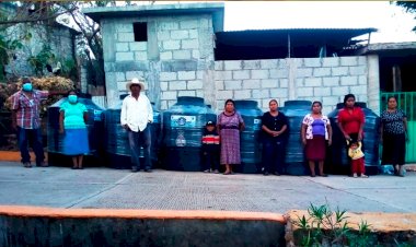 Entrega de tinacos a pueblos de Chilapa, resultado de gestión de Antorcha ante el ayuntamiento
