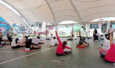 Organizan exhibición de yoga en colonia Mariel de Iztapalapa