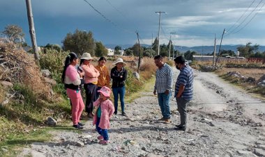 Gestionan electrificación de calle