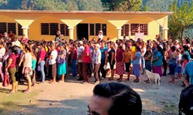 Habitantes de Tecpatlán se reúnen con el presidente municipal