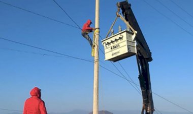 Se organizan vecinos para realizar obra eléctrica en Los Reyes La Paz