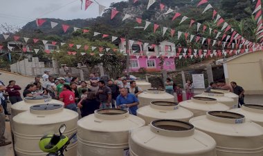 Entrega de tinacos a comunidades de la Sierra del Gallego