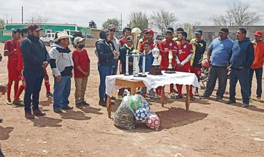 Ayuntamiento de Santo Domingo entrega material deportivo