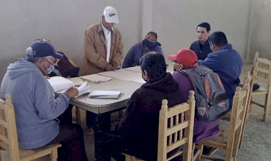 Líderes de habitantes de San Calletano discuten cómo mejorar su colonia