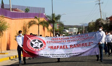 Realizan magno desfile en Tecomatlán 
