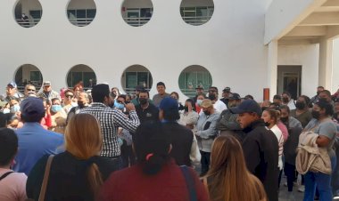 Protestan en alcaldía de Acuña para solicitar una audiencia con alcalde morenista