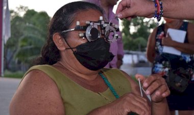 Apoyan con servicios de lentes graduados a colonos chetumaleños