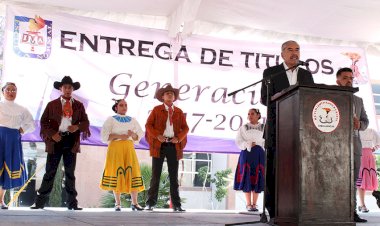 Entregan títulos a maestros en chimalhuacán