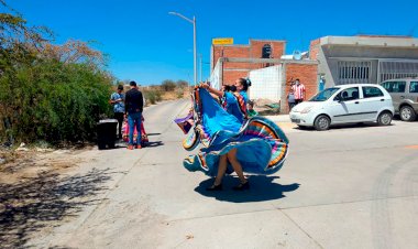 Presentan bailes folclóricos a colonos humildes en Aguascalientes 