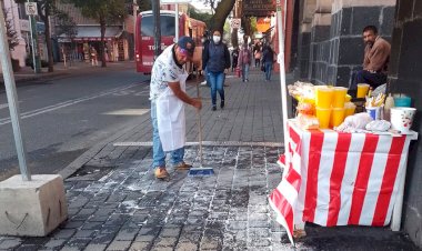Comerciantes contribuyen al cuidado y limpieza de espacios públicos en Toluca