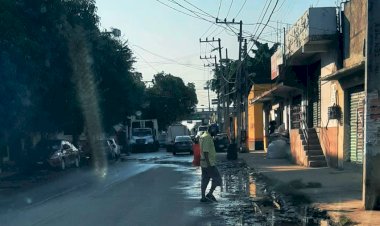 Colapsa drenaje en la colonia Zapata; denuncian indolencia de la alcaldesa