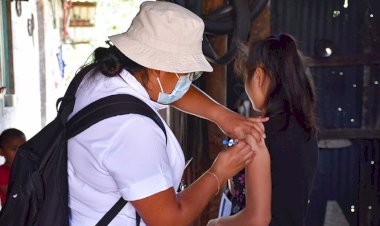 Vacunan contra el Covid en los hogares huitziltecos