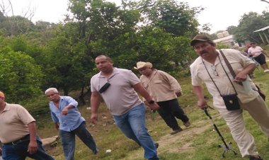 Vecinos de la Comunidad El Jobo recorren calles acompañados de funcionario público