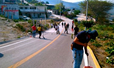 Colonos antorchistas de Chilpancingo se suman a faenas comunitarias
