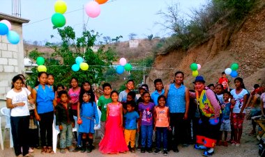 Festejan a niñez y madres de la colonia Antorcha Popular, en Tlapa