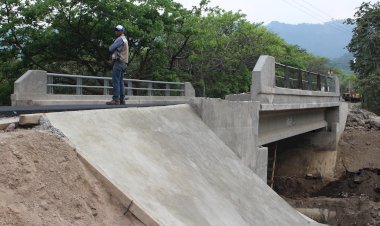 Celebran antorchistas de Jilotepec construcción de puente vehicular