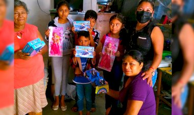 Lleva Antorcha juguetes a niños de la colonia Lázaro Cárdenas