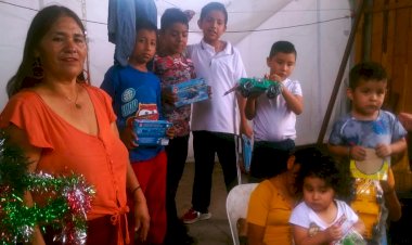 Con sonrisas, niños de la colonia Anáhuac reciben juguetes gestionados por Antorcha