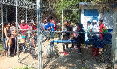 Ante falta de servicio, antorchistas limpian cárcamo de agua en El Querendal