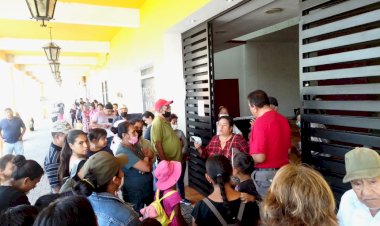 Alcaldesa de Tuxpan atiende a solicitantes de vivienda