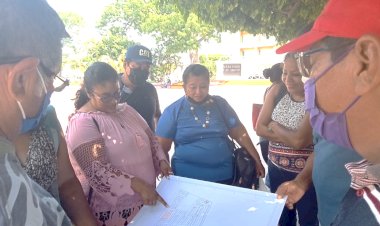 Vecinos de La Antorcha revisan plano de la colonia con el Ayuntamiento