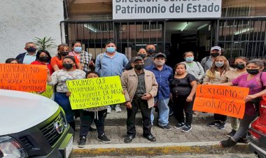 Huatusqueños se manifiestan en las oficinas de Patrimonio del Estado 