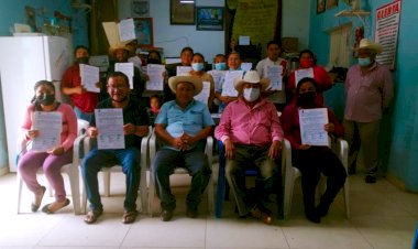 Reciben constancias de posesión colonos de la Antorcha Popular, en Tlapa