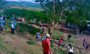 Realizan antorchistas de Mochitlán faena en la colonia Coyula