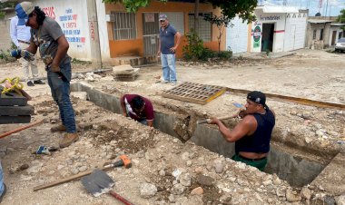 Limpian alcantarillas en colonias de Chiapa de Corzo
