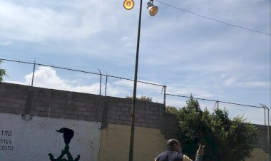 Cambian luminarias gracias a gestión de vecinos organizados de Ixtapaluca