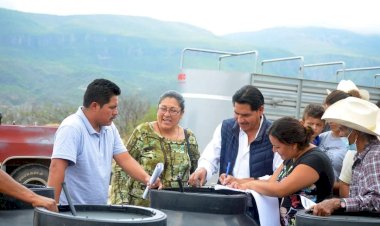 Entrega de tinacos a familias humildes