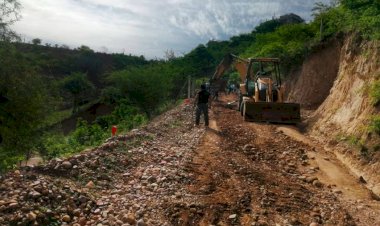 Rehabilitan acceso a la colonia Antorcha Popular, en Tlapa
