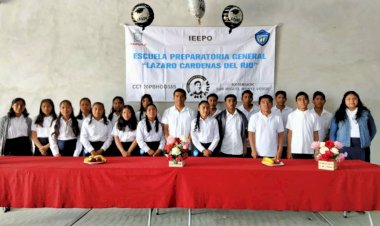 Pese a abandono gubernamental se gradúan estudiantes de San Miguel Monteverde