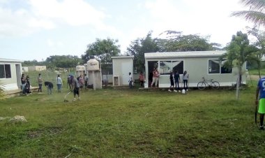 Docentes y alumnos de Chetumal realizan limpieza en sus escuelas
