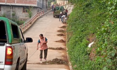 Michoacanos dan mantenimiento a sus calles