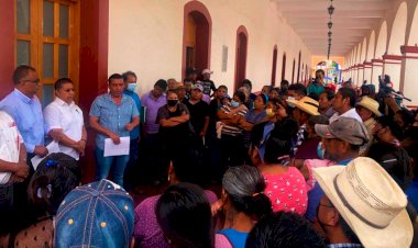 Se manifiestan campesinos en el ayuntamiento de Chilapa; exigen fertilizante