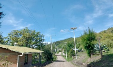 Inauguran alumbrado con paneles solares en comunidad antorchista de Oaxaca 