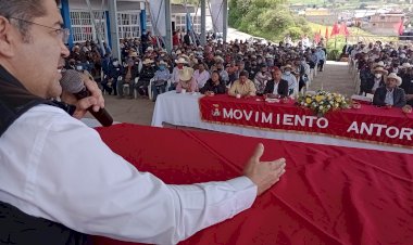 Brasil Acosta Peña imparte conferencia a campesinos de RTC