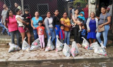Entregan paquetes alimentarios a familias de Zapotitlán 