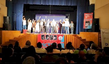 Felicita Gloria Brito a grupo de teatro de Tláhuac por participar en Festival de Teatro Víctor Puebla