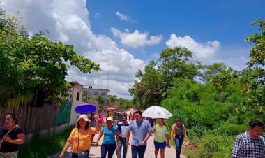 Funcionarios del Ayuntamiento de Othón P Blanco visitan colonias antorchistas