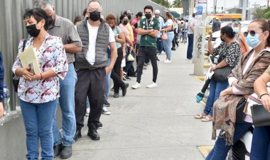 Largas filas para recoger medicamentos causan caos y molestia en Torreón