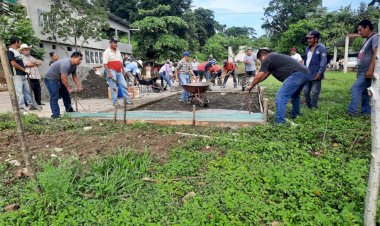 Construyen antorchistas cancha en Xicotepec 