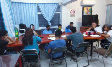 Jóvenes de albergue estudiantil de Aguascalientes revisan pliego petitorio