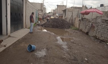 Después de vivir por años en calles llenas de lodo, habitantes de Iztapalapa tendrán fresado