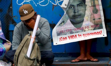 En la Ciudad de México marchan a 8 años de la desaparición forzada de 43 estudiantes.