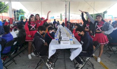 Estudiantes de Los Reyes La Paz participan en torneo estatal de ajedrez 