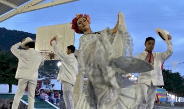 Grupos Culturales Nacionales antorchistas se presentan en la Feria en Tlaxco