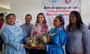 Entrega casa de estudiantes en Colima